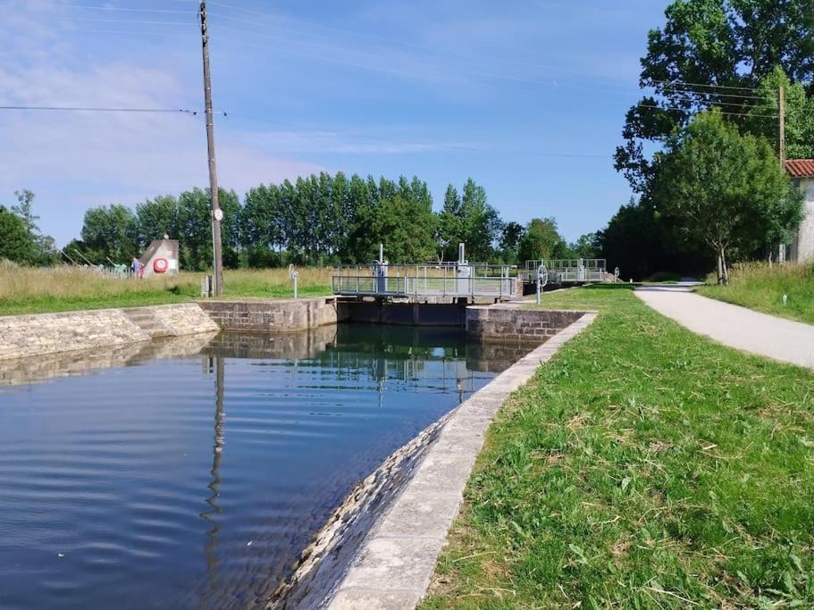 Gite Le Vieux Moulin Sansais Extérieur photo